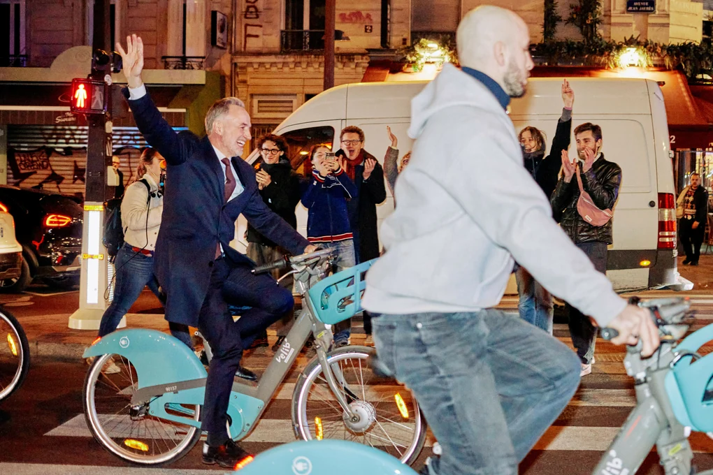 Emmanuel Grégoire fährt nach seinem Sieg mit einem Fahrrad des öffentlichen Fahrradverleihsystems „Velib’“ zum Pariser Rathaus