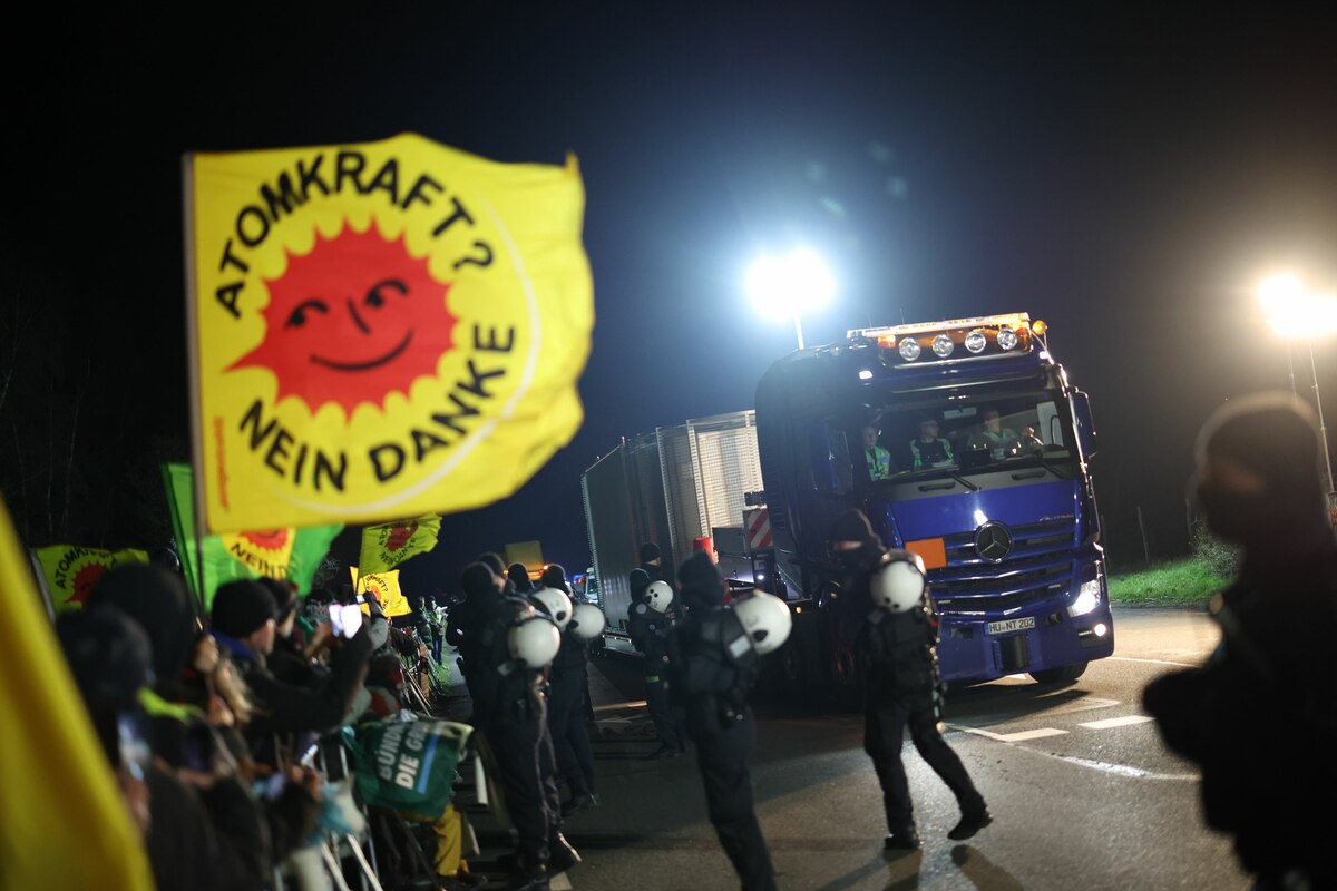 Nuclear waste tourism through North Rhine-Westphalia: Castor transports ...