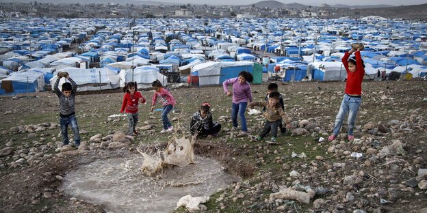 Syrische Kinder spielen in einem Flüchtlingscamp im Norden von Irak