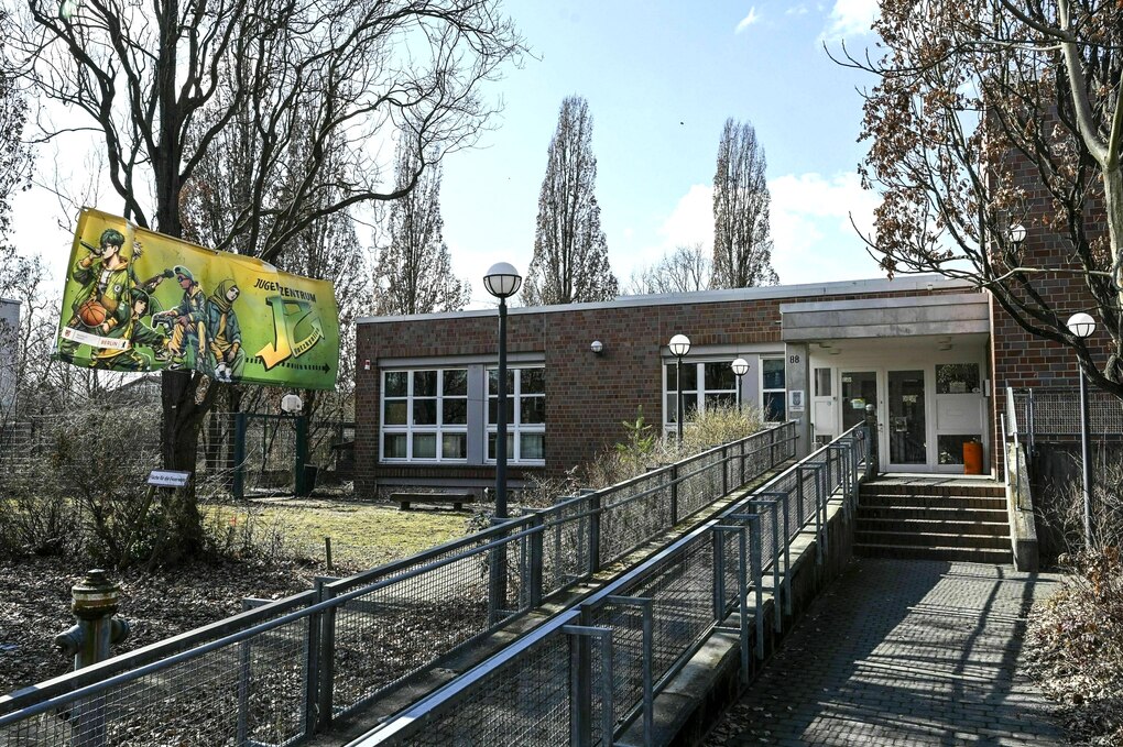 Eingangsbereich des Jugendzentrums Wutzkyallee in Neukölln