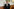 Junge Mann im Anzug vor Wand