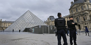 Polizisten patroullieren am Louvre.
