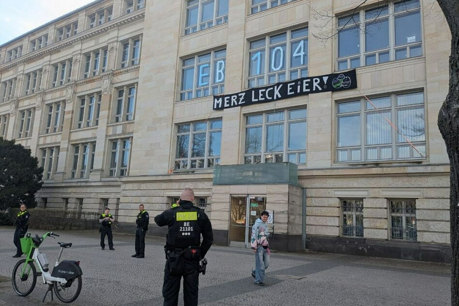 „Merz leck Eier“-Banner an der TU Berlin: Doch nicht das Gelbe vom Ei?