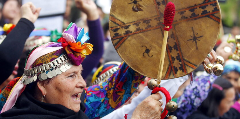 Santiago im Oktober: Mapuche-Demo gegen „staatlichen Kolonialismus“.