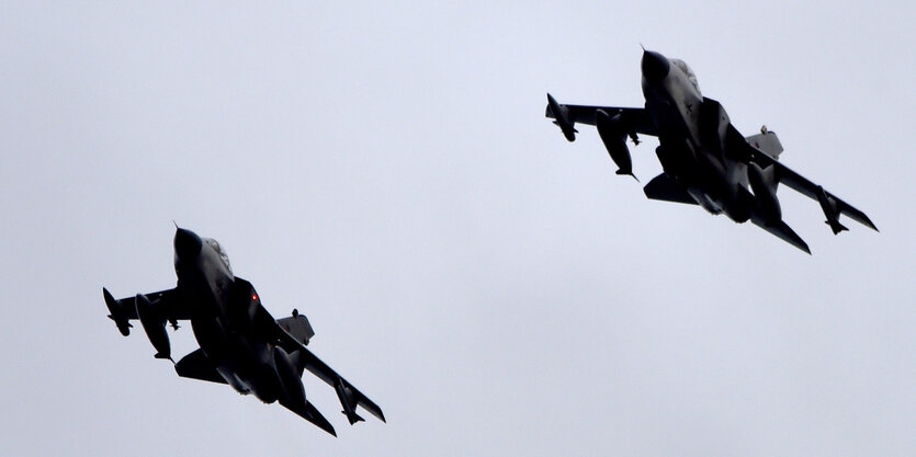 Zwei Tornados des Aufklärungsgeschwaders 51 fliegen am 01.12.2015 in Jagel (Schleswig-Holstein) über den Fliegerhorst.