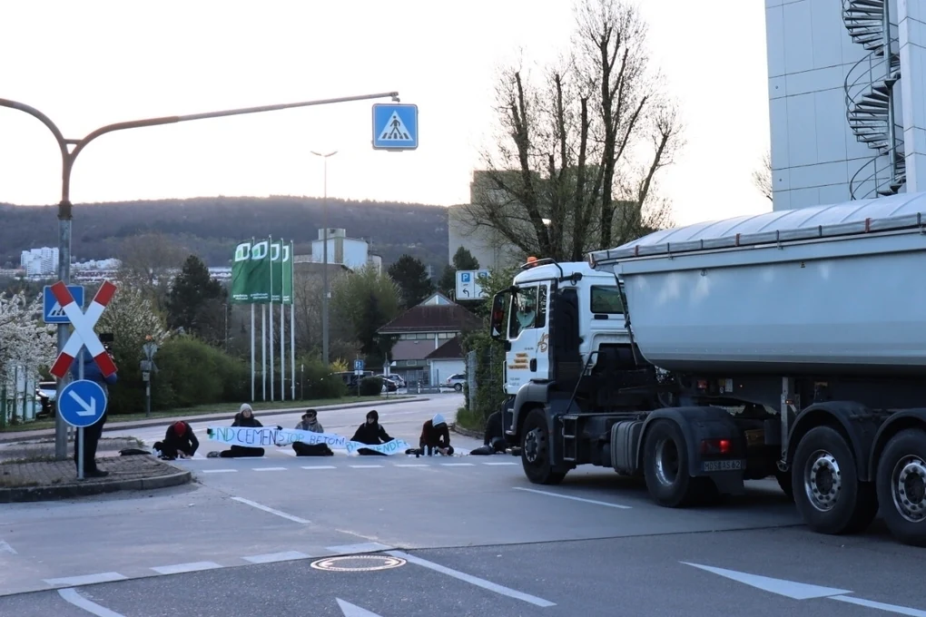 Eine Straßenblockade vor einem großen LKW