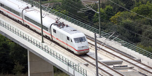 Ein ICE auf einer Brücke