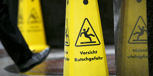 Ein Warnschild: Vorsicht Rutschgefahr