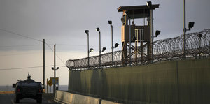 Zaun und Wachturm des Gefangenenlagers Guantanamo