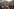 Viele Menschen mit Schildern demonstrieren