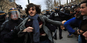 Demonstrant wird von Polizei abgeführt.