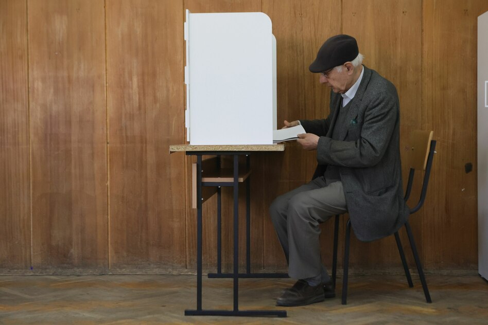 Neuwahl in Bulgarien gestartet: Ex-Staatschef Radew gilt als Favorit