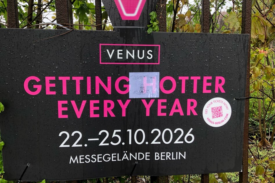 Ausstellungseröffnung und Erotikmesse: Festgeklemmte Otter