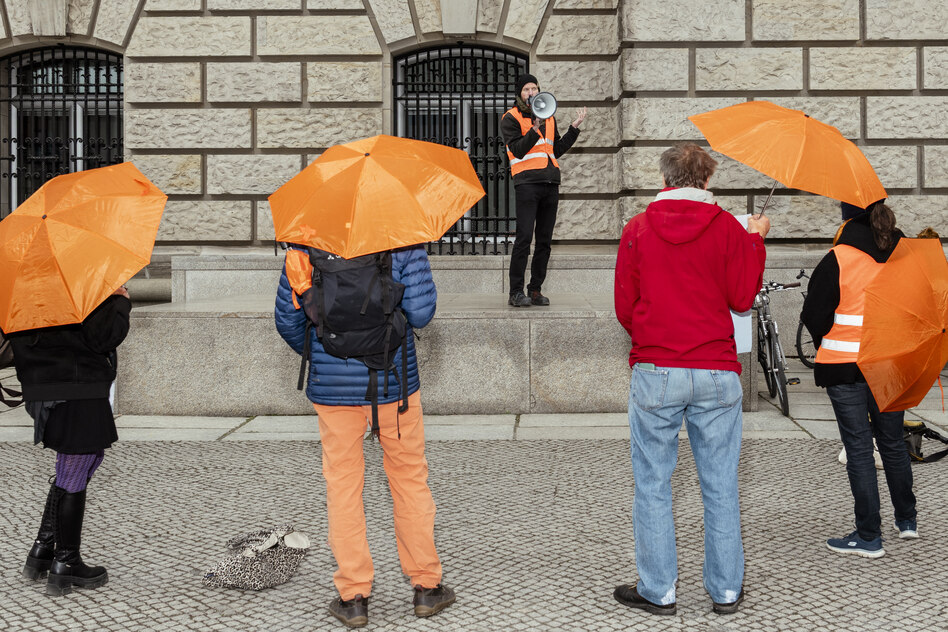 Aktion der „Neuen Generation“ in Berlin: Mega! Revolution zunächst ohne Megafon!