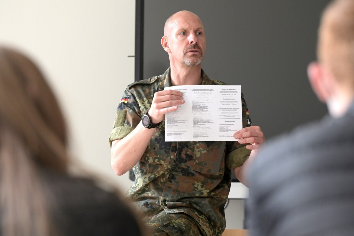 Schulen in Deutschland: Mehr als 2.000 Bundeswehr-Besuche in drei Monaten