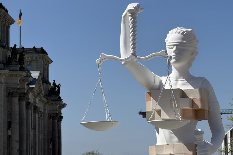 Petition gegen Nacktbilder übergeben: Verpixelte, fragile Gerechtigkeit