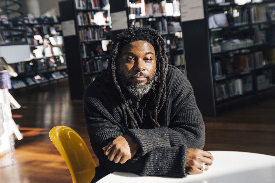 Autor Jason Reynolds im Gespräch: „Du kannst deine Geheimnisse in Bücher flüstern“