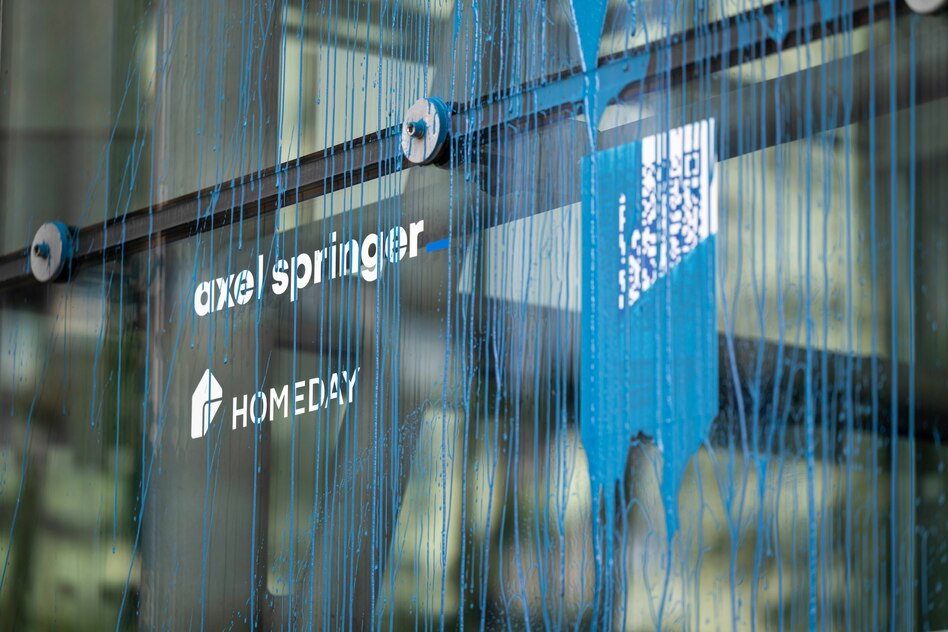 „Neue Generation“ in Berlin: Farbattacke auf Axel-Springer-Hochhaus