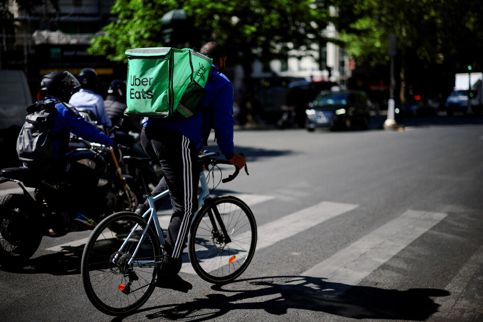 Klage gegen Lieferdienste in Frankreich: 63 Stunden die Woche für 900 Euro