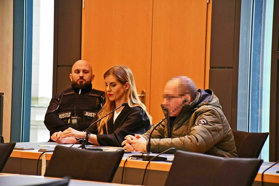 Rechte Gewalt: Erst Neonazi-Sticker verklebt, dann zugestochen