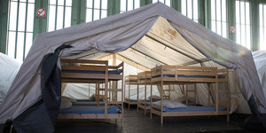 Ein Zelt in einem Hangar