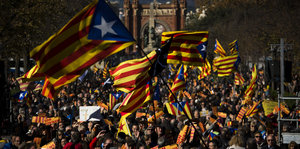 Katalanische Flaggen werden auf einer Demo geschwenkt