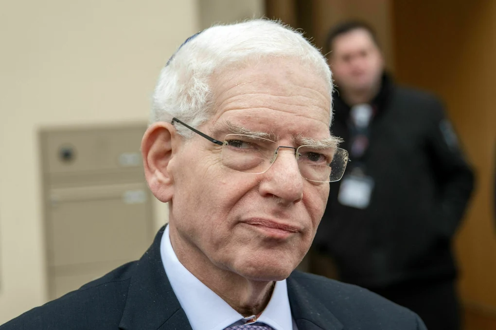Ein Mann mit Brille schaut skeptisch