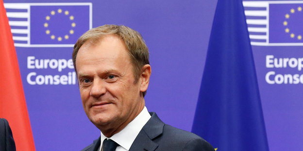 Ein Mann vor einer Europa-Fahne, es ist Kommissionspräsident Donald Tusk