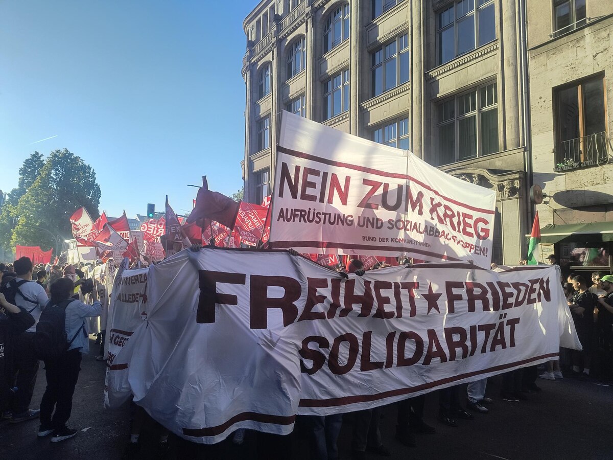 Nachrichten von Protesten am 1. Mai: Demo in Berlin ist komplett zerstreut