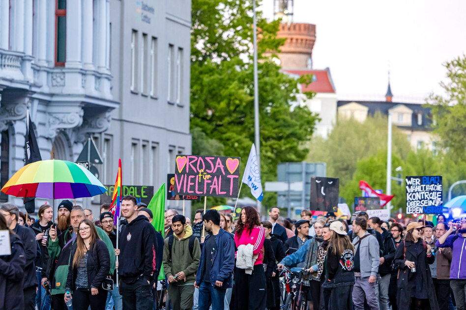 Rechtsextremismus in Cottbus: Mehr Polizei soll's richten