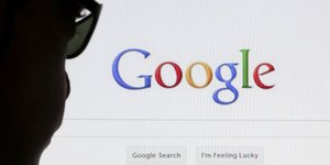 Ein Mann guckt auf ein Google-Suchfenster