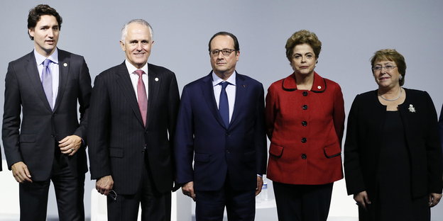Dilma Roussef, als einzige in Rot gekleidet, steht in einer Reihe mit anderen Staatschefs