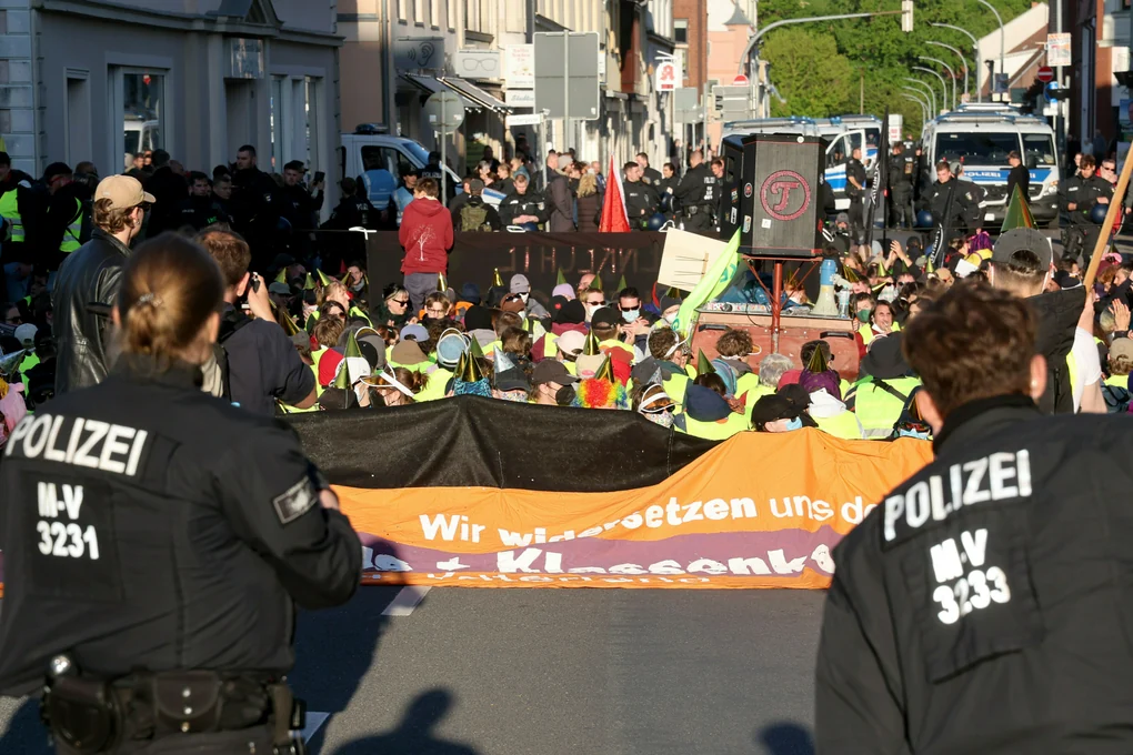 Demmin: Sitzblockade der Antifa am 8. Mai 2025 , um Neo-Nazi-Aufmarsch zu verhindern