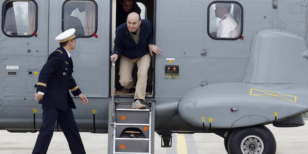 Nicolas Hénin steigt nach seiner Befreiung aus einem Helikopter