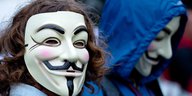 Zwei Anonymous-Anhänger auf einer Demo
