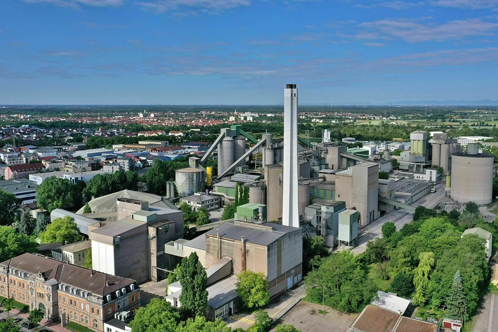 Vogelperspektive auf ein Zementwerk