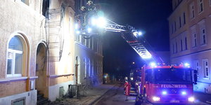 Einsatzkräfte der Feuerwehr sind in der Nacht zum 28.06.2015 nach einem Brand in einer noch unbewohnten Asylbewerberunterkunft in Meißen (Sachsen) im Einsatz