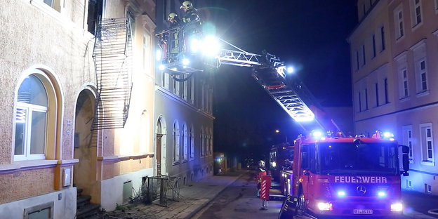 Einsatzkräfte der Feuerwehr sind in der Nacht zum 28.06.2015 nach einem Brand in einer noch unbewohnten Asylbewerberunterkunft in Meißen (Sachsen) im Einsatz