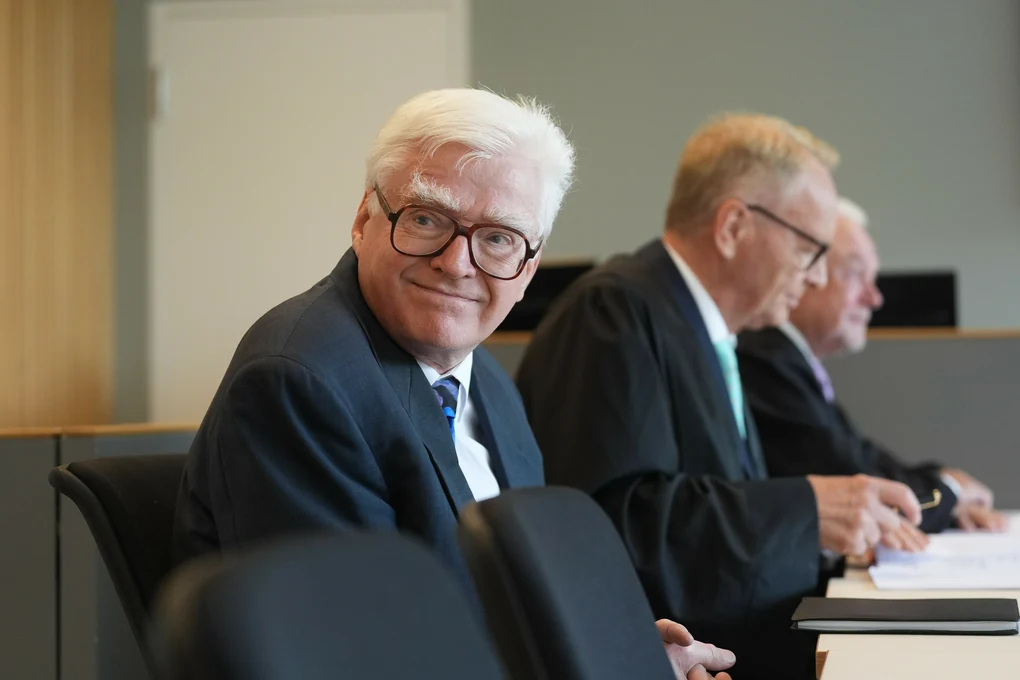Winfried Stöcker (l.) sitzt neben seinen Rechtsanwälten Wolfgang Kubicki (r.), FDP-Politiker und Vizepräsident des Deutschen Bundestages, sowie Manfred Parigger 2024 im Sitzungssaal im Amtsgericht zu Beginn des ersten Prozesses wegen eines Strafbefehls für eine Impfaktion mit einem eigenen Coronaimpfstoff im November 2021.