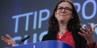 Cecilia Malmström, EU-Kommissarin, steht an einem Rednerpult