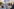 Vierfarbig gezeichnete Szene: Wiener U-Bahn-Wagen, mittendrin junge Frau mit kurzen blonden Haaren und Smartphone, beobachtet von einem Mann mit bleichem, totenkopfartigen Gesicht und schwarzem Vampirumhang