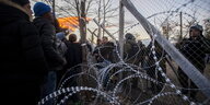 Flüchtlinge in Griechenland vor einem Grenzzaun zu Mazedonien