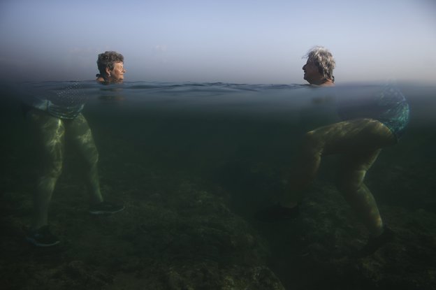Zwei Frauen schwimmen im Meer