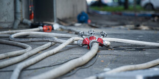 Feuerwehrschläuche liegen auf dem Boden