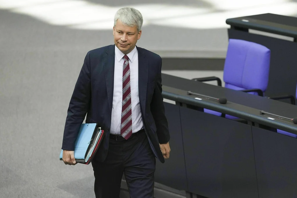 Steffen Bilger trägt Akten.