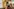 Ein Mann fotografiert mit seinem Smartphone die Sauce, die er in einer hellen Schüssel anrührt