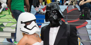 Braut und Bräutigam mit Masken aus Star Wars