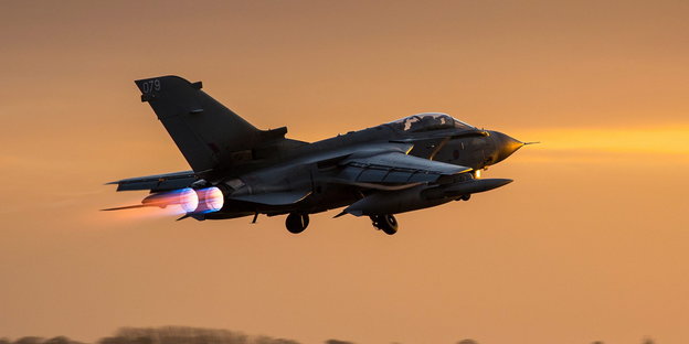 Ein britischer Tornado fliegt in einen rosafarbenen Himmel