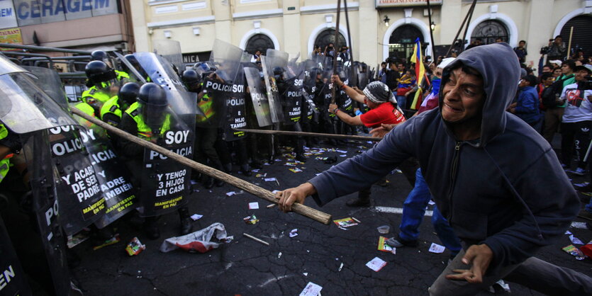 Protest gegen die Verfassungsänderungen vor dem Parlamentsgebäude in Quito.