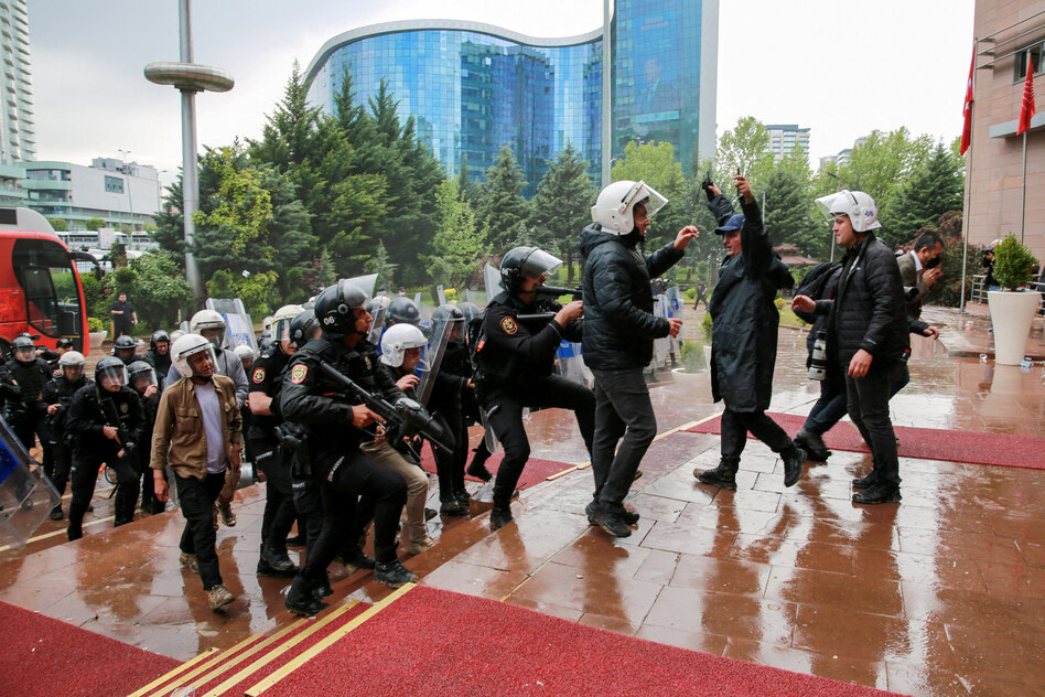 Türkische Polizei in CHP-Zentrale: Sturm auf die Opposition